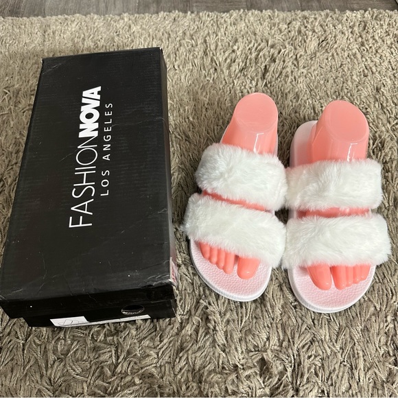 FashionNova | faux fur slides size 8 - Picture 2 of 4